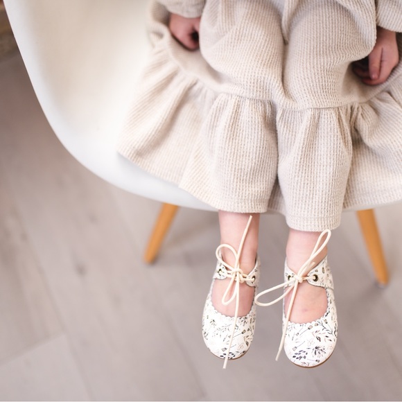 Everly Flats - Vintage Lady- Riley & Co - Picture 2 of 15